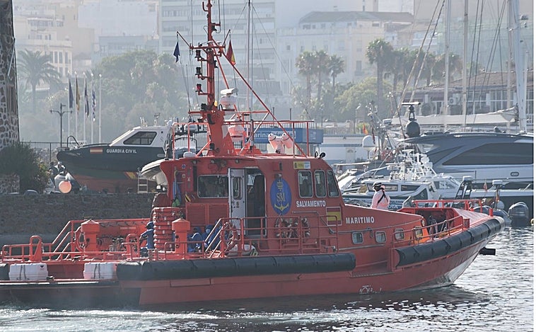 Rescatados tres migrantes, entre ellos un menor,  a bordo de un kayak en el Estrecho