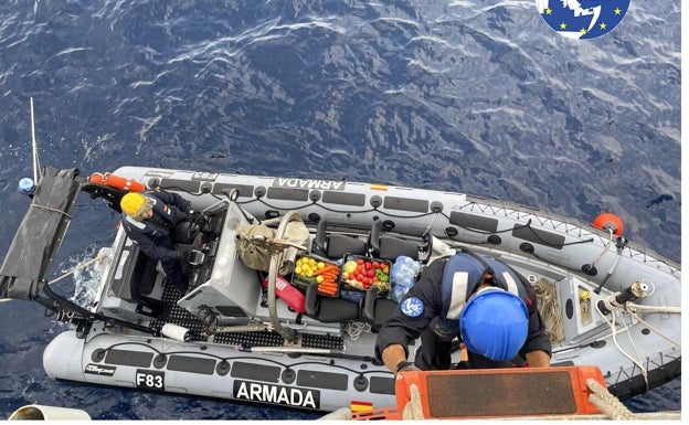 Traslado de comida desde la fragata al barco mercante.