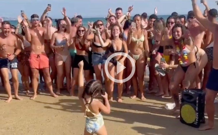 Vídeo: La playa del Carmen de Barbate baila al ritmo de la pequeña Julia