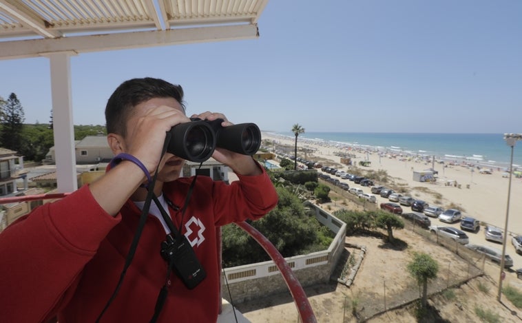 Servicios en las playas de Cádiz: los ojos que vigilan para que el verano sea perfecto