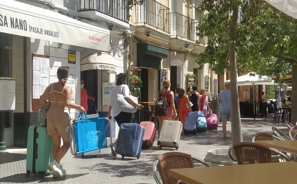 Un grupo de turistas, por la Plaza de San Juan de Dios de Cádiz.