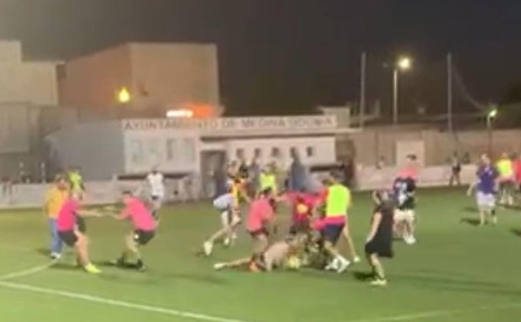 Vídeo: Tangana descomunal en un partido de fútbol entre Paterna y Medina