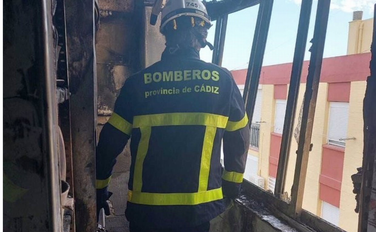 Herida una mujer al arder su vivienda tras una explosión de gas en San Fernando