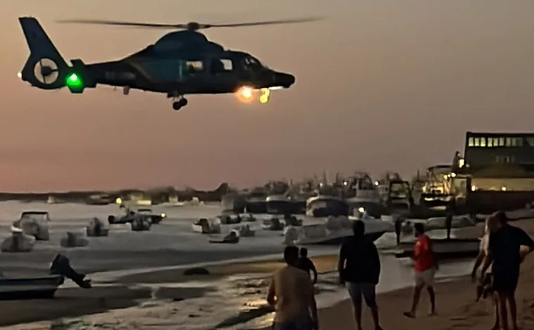 Vídeo: Un helicóptero de Aduanas, obligado a ahuyentar a la gente para que no se lleve la droga de un barco en Sanlúcar