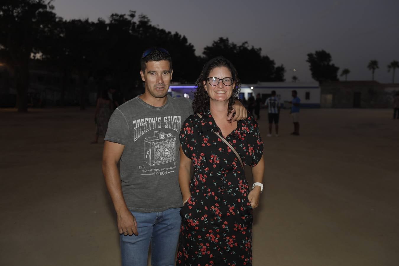 Numeroso público acudió este viernes al concierto de Andrés Calamaro en Chiclana