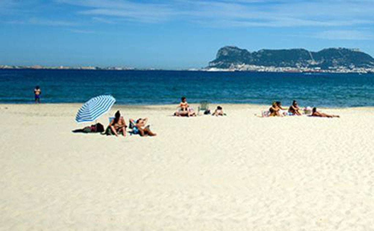 El trasvase de arena en la playa de El Rinconcillo se hará a partir de la próxima semana