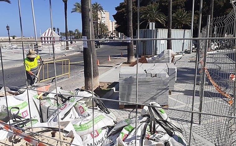 Vecinos y turistas lamentan el inicio de las obras en el entorno de La Caleta en pleno mes de agosto