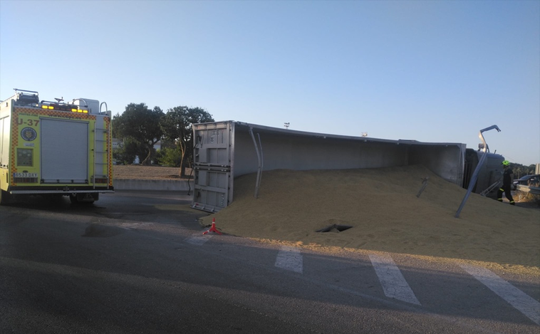 Un camión vuelca y desprende toda su carga de avena en Chiclana