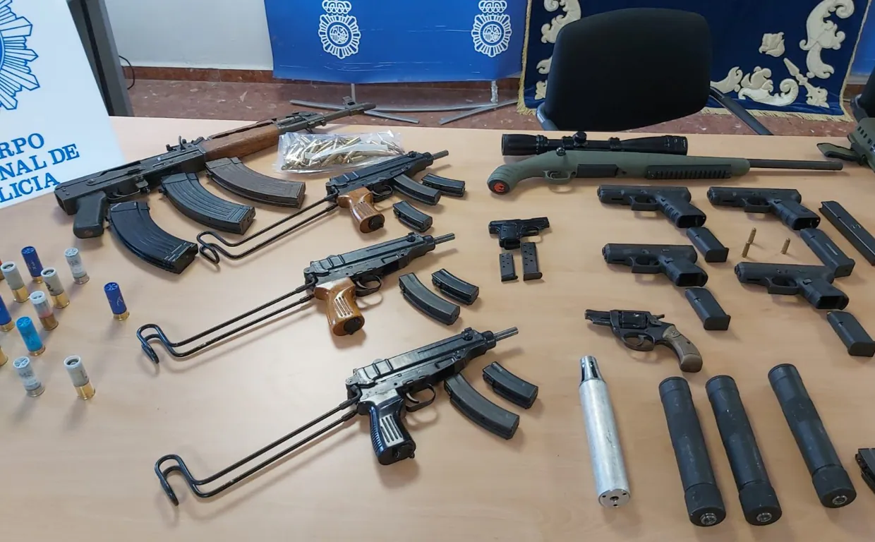 Pistolas, revólveres, escopetas de dos cañones, una pistola de bolsillo y un Kalashnikov: el narco y su casa de Chipiona