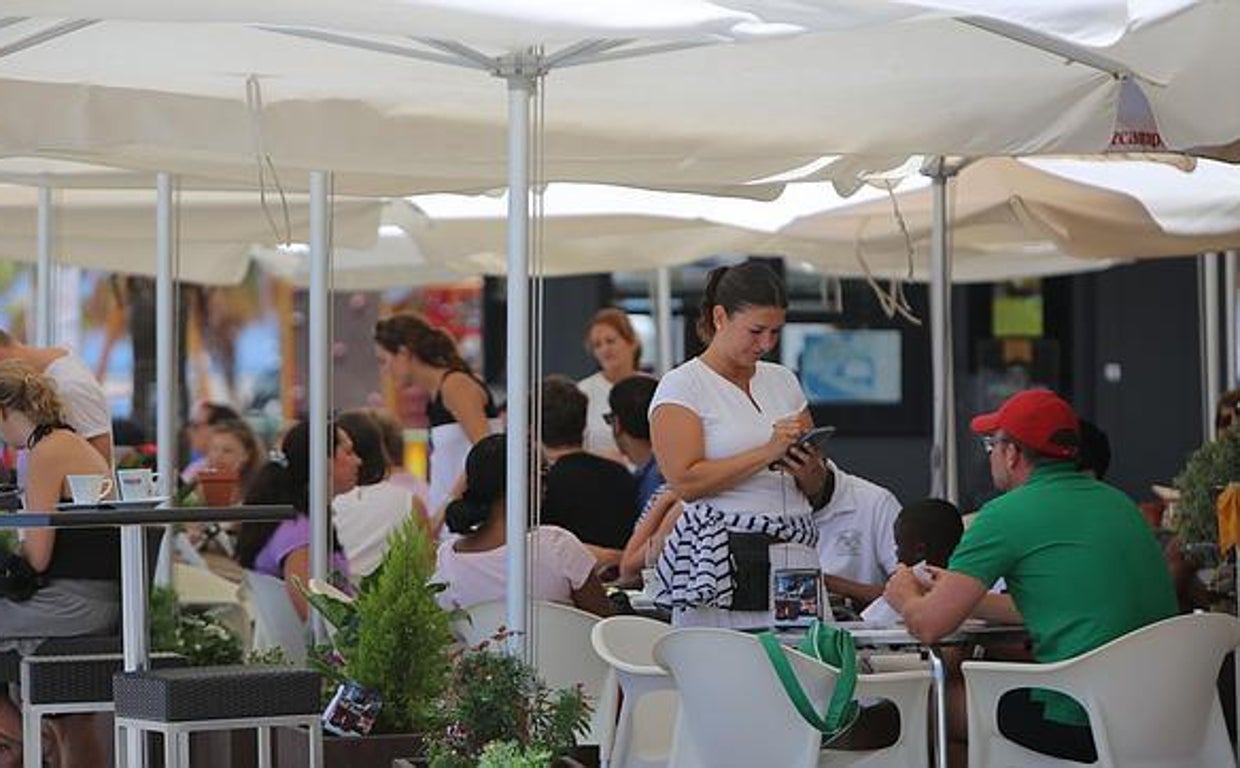 La terraza de un restaurante de Cádiz, al completo de clientes.