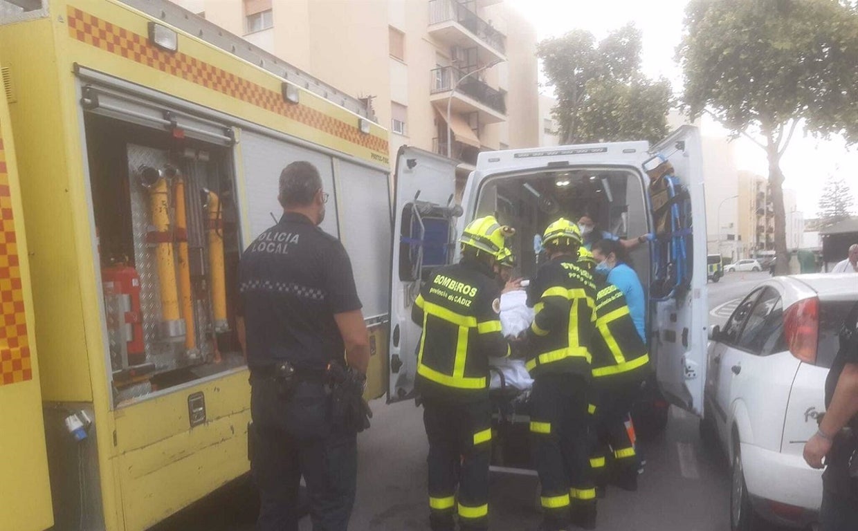 La mujer ha sido trasladada en una ambulancia medicalizada