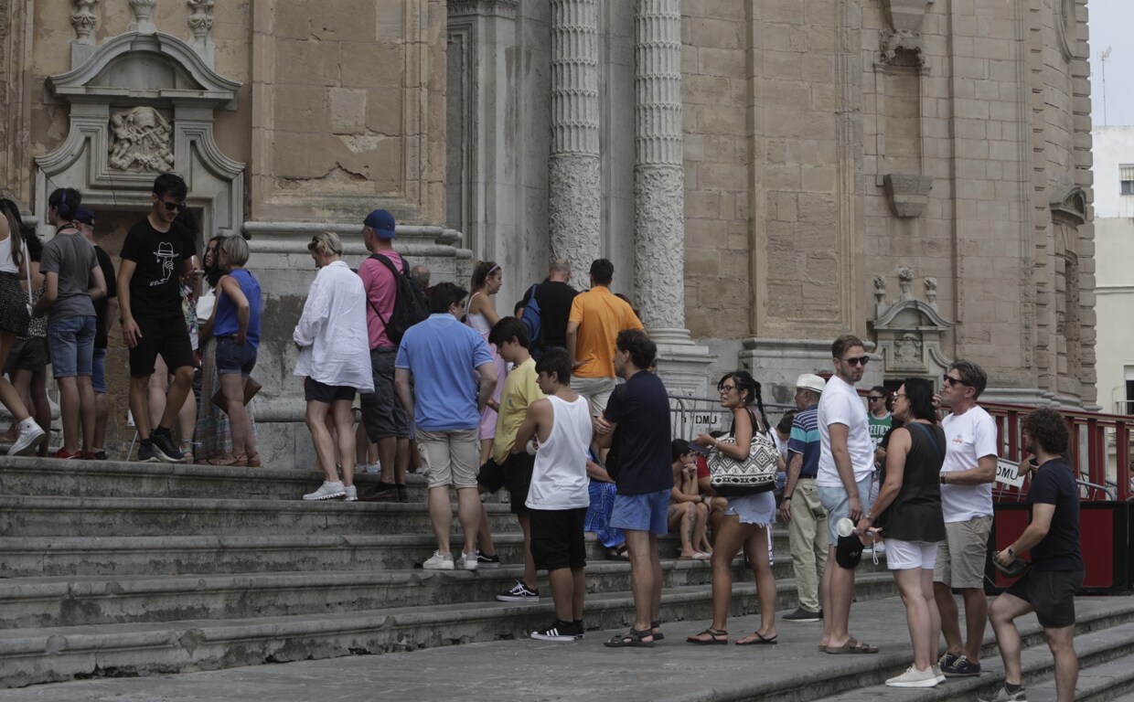 Colas de turistas para entrar en la Catedral de Cádiz.