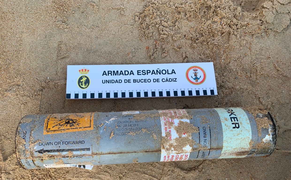 La Armada neutraliza una bengala MK-58 en la cala del Pato, en Conil