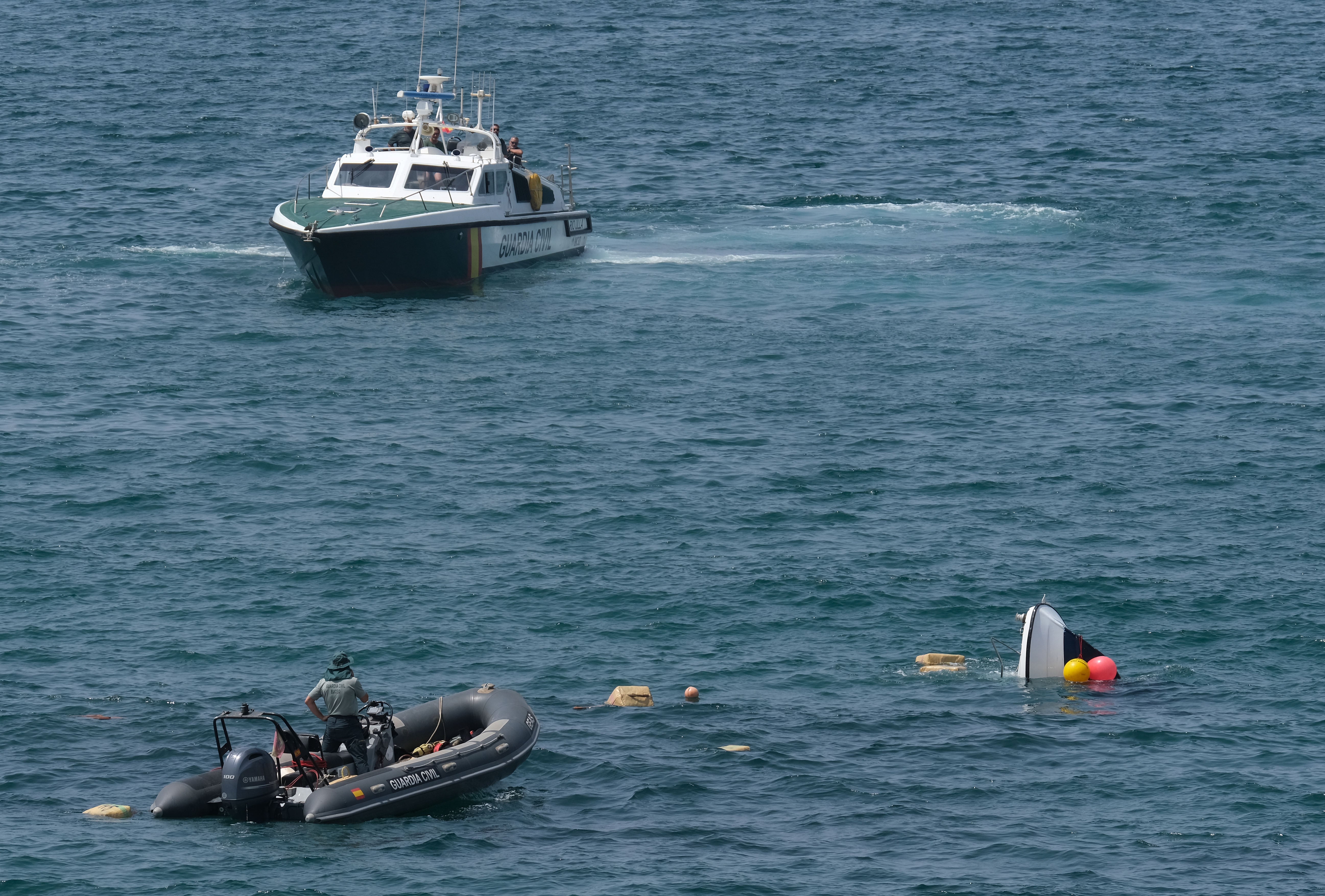 Fotos: Un barco semihundido cargado de droga frente al Campo del Sur de Cádiz