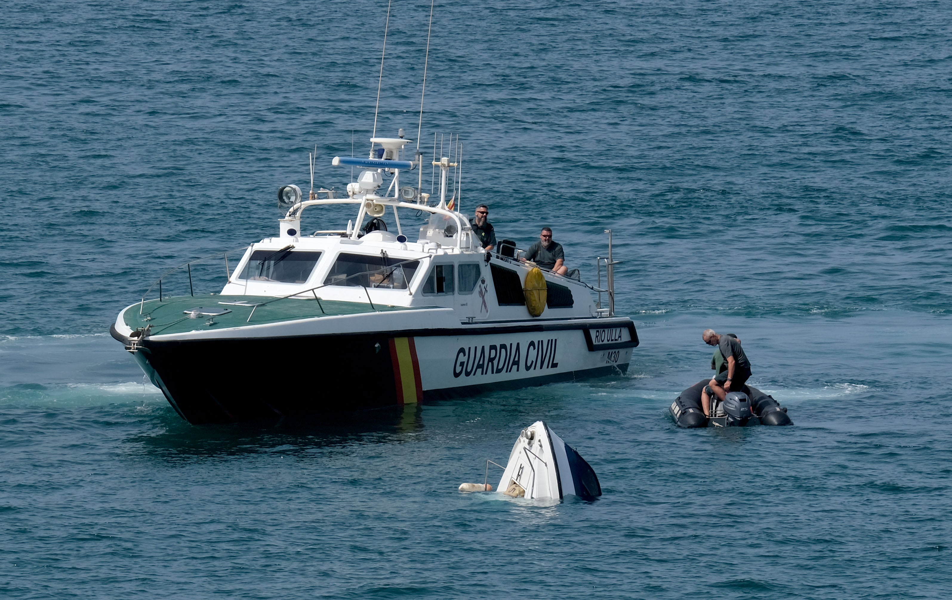 Fotos: Un barco semihundido cargado de droga frente al Campo del Sur de Cádiz