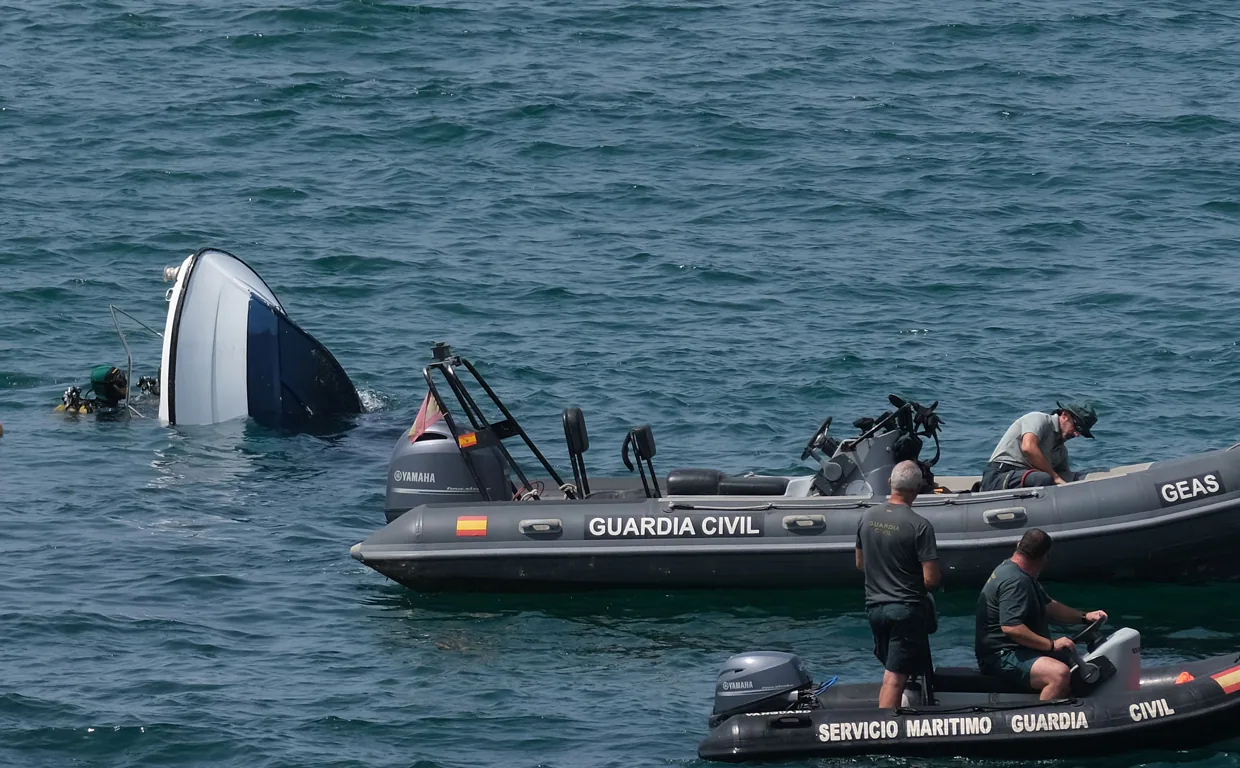 Fotos: Un barco semihundido cargado de droga frente al Campo del Sur de Cádiz