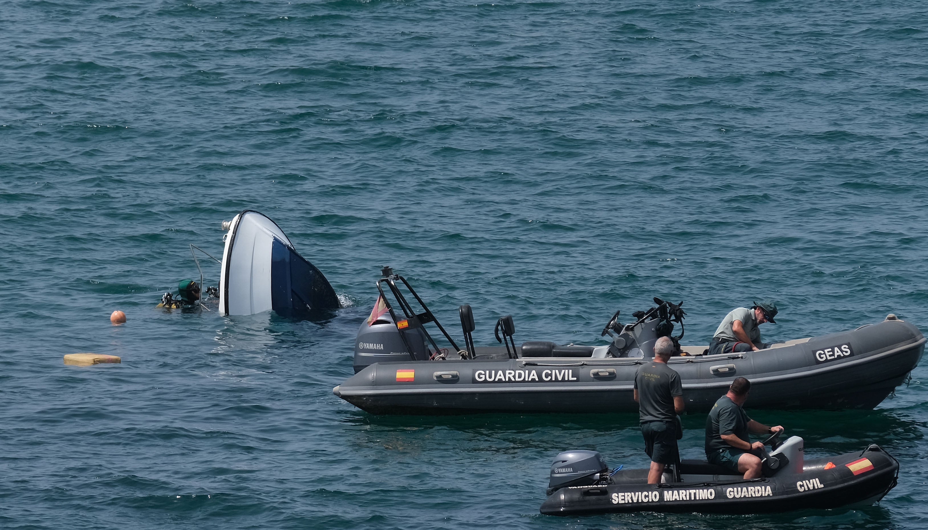 Fotos: Un barco semihundido cargado de droga frente al Campo del Sur de Cádiz