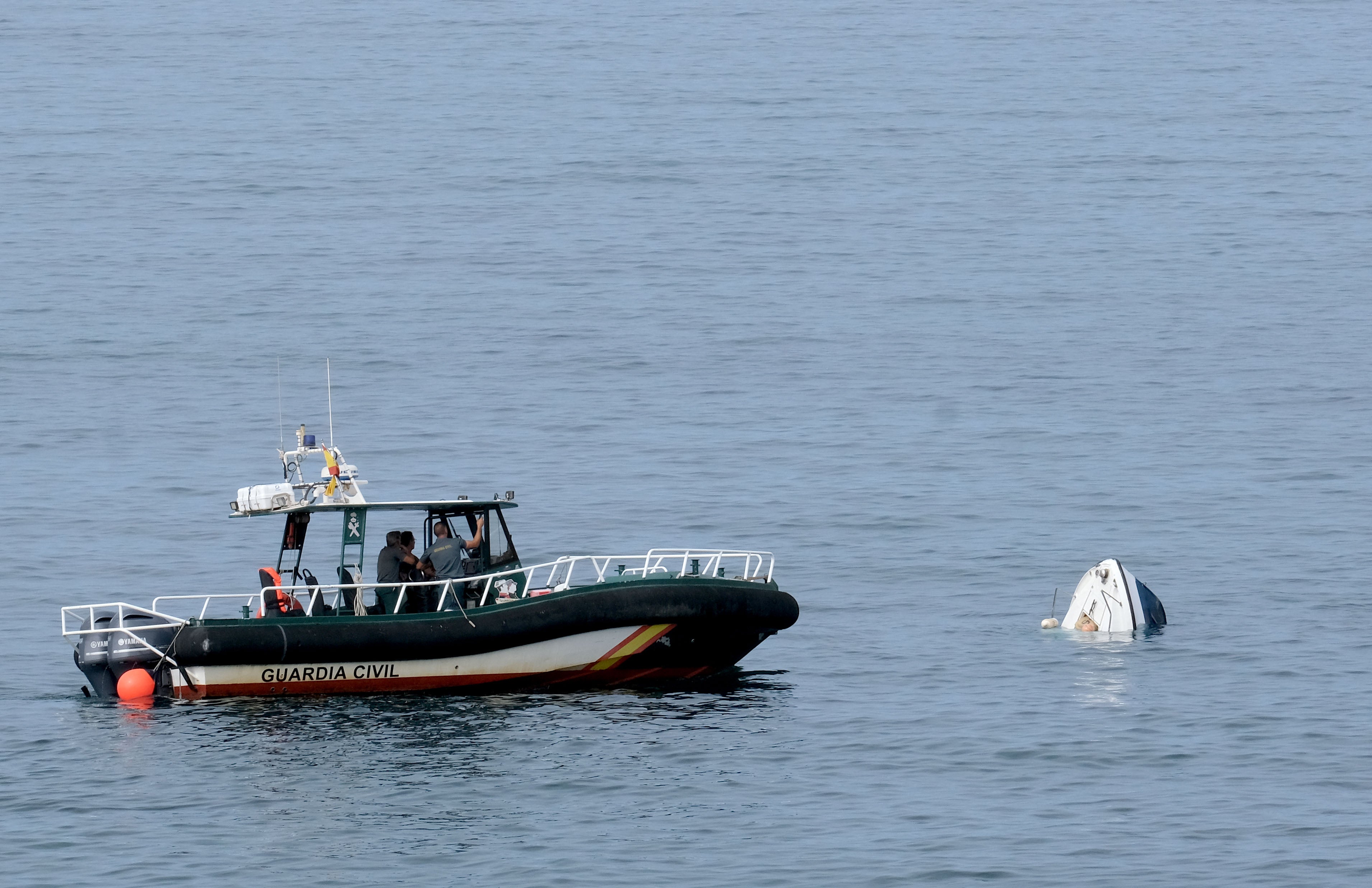 Fotos: Un barco semihundido cargado de droga frente al Campo del Sur de Cádiz