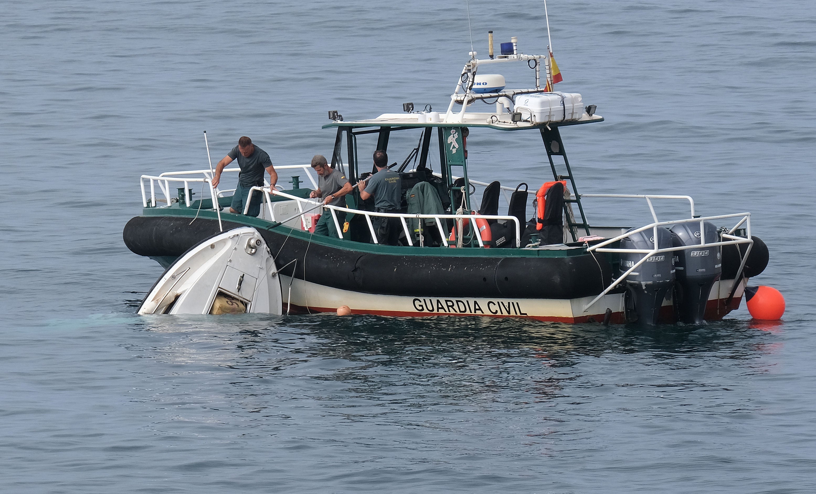 Fotos: Un barco semihundido cargado de droga frente al Campo del Sur de Cádiz