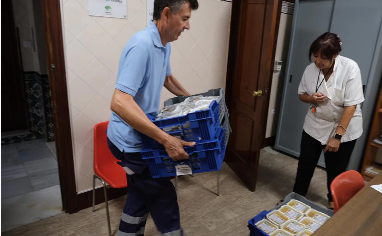 La Fundación Virgen de Valvanuz recibe 300 bandejas de comida para repartir.