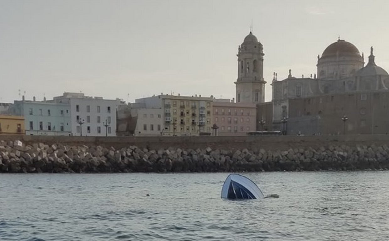 El barco quedó semihundido en Cádiz.