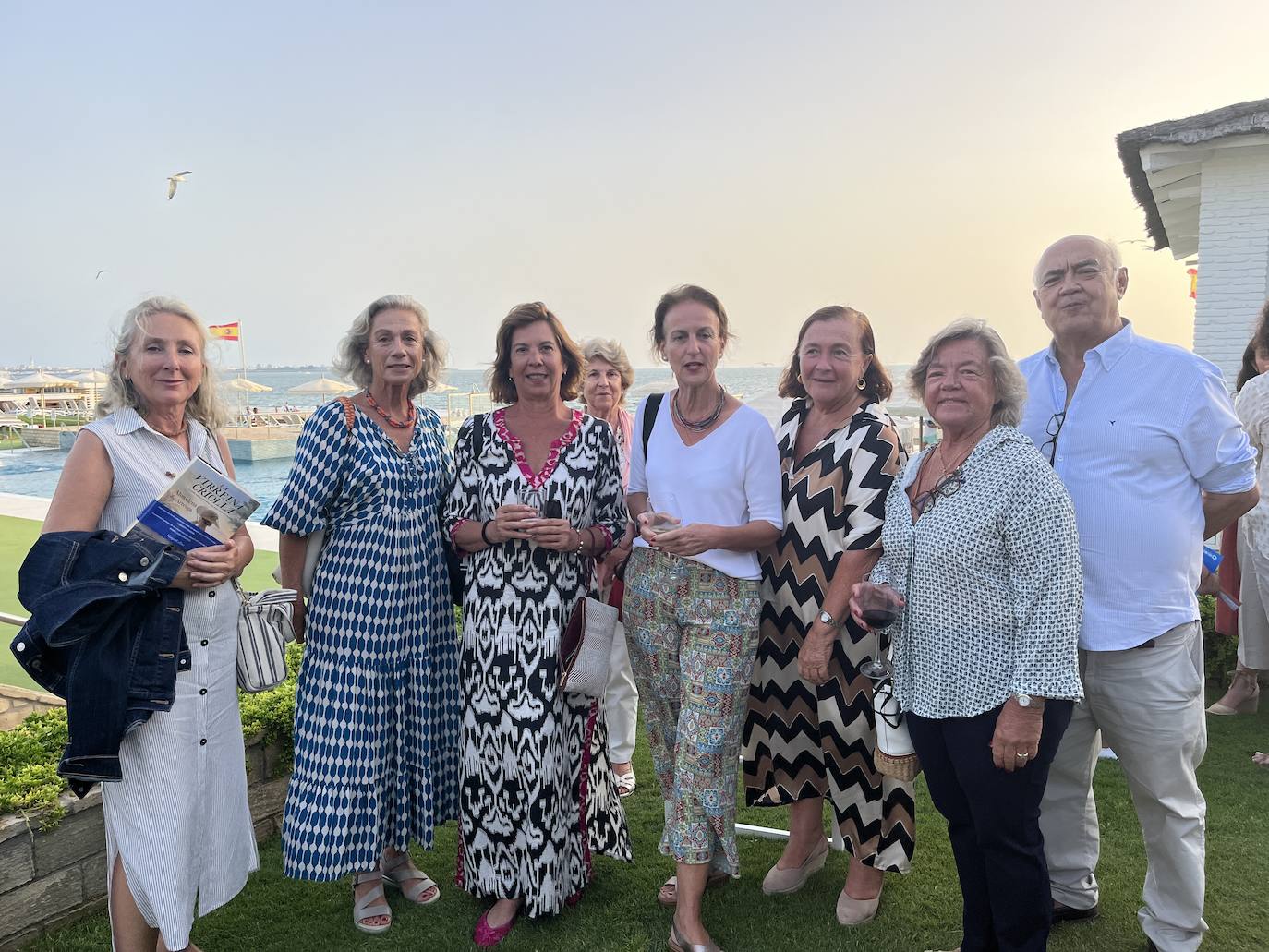 Isabel Romero, Concha Tejera, Concha Linares, Sofía Tejera, Catita Montero, Keka Barquín y Ángel Barra