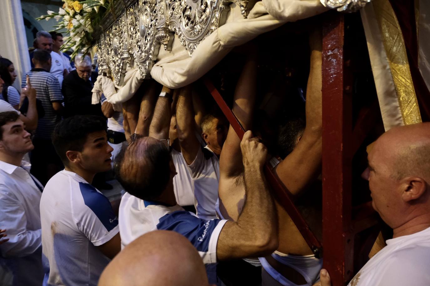 La Virgen de las Penas, en el barrio de Santa María antes de ir a Catedral para su coronación