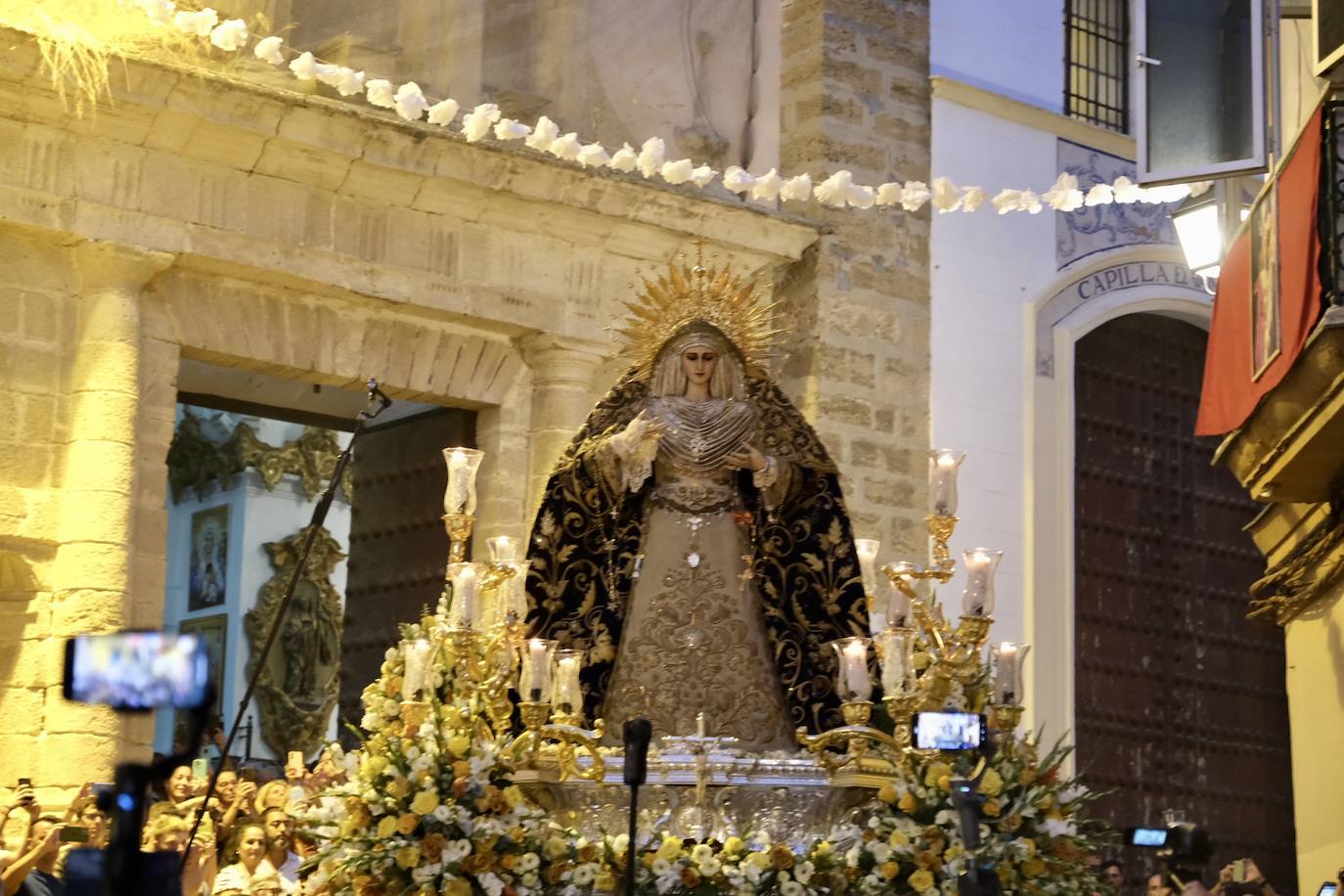 La Virgen de las Penas, en el barrio de Santa María antes de ir a Catedral para su coronación