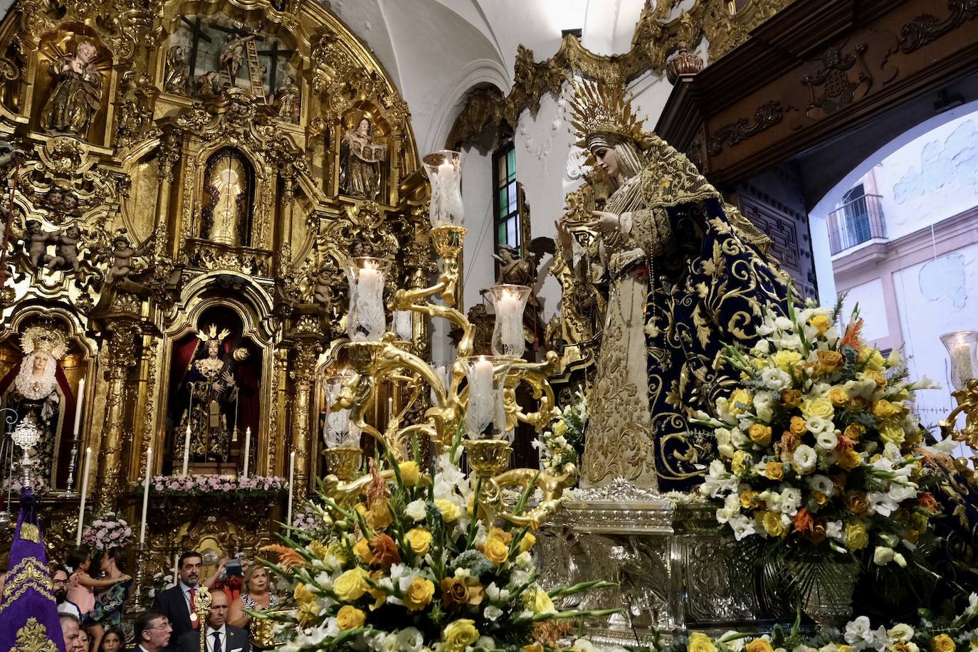 La Virgen de las Penas, en el barrio de Santa María antes de ir a Catedral para su coronación