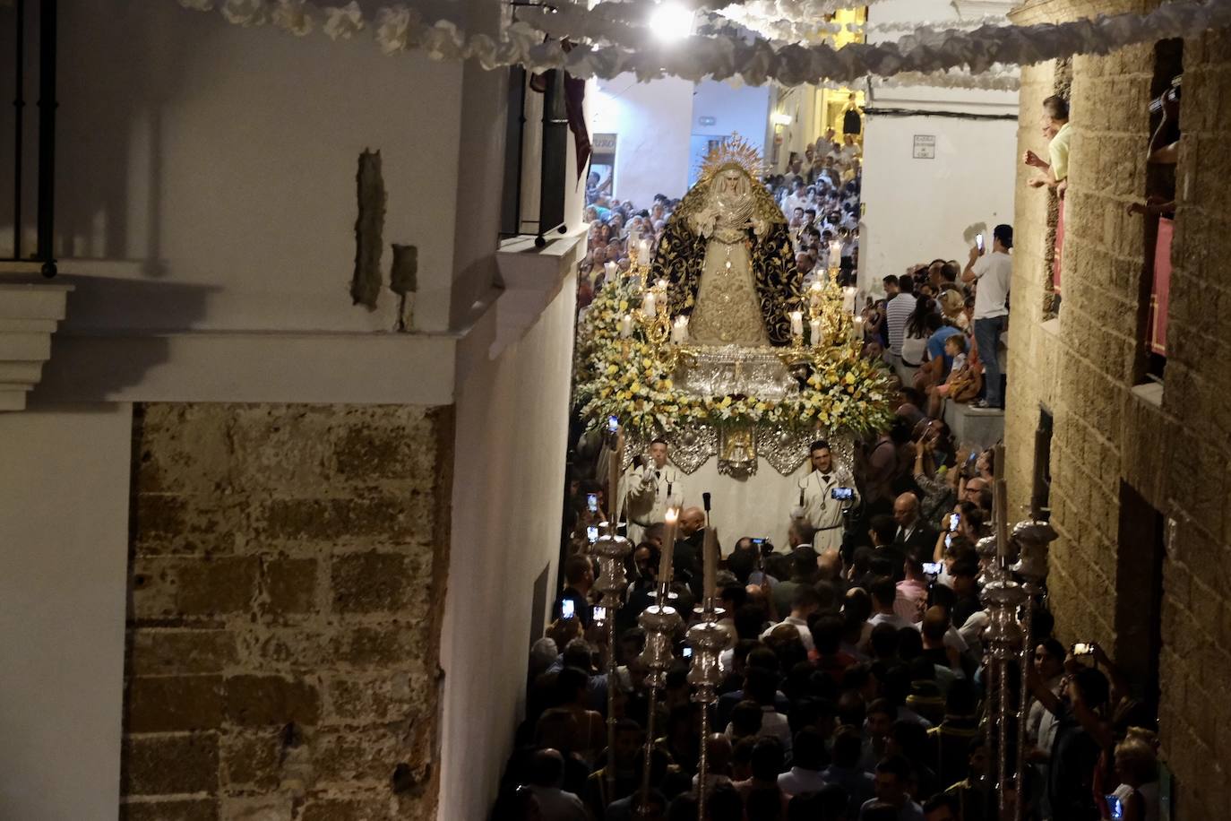 La Virgen de las Penas, en el barrio de Santa María antes de ir a Catedral para su coronación