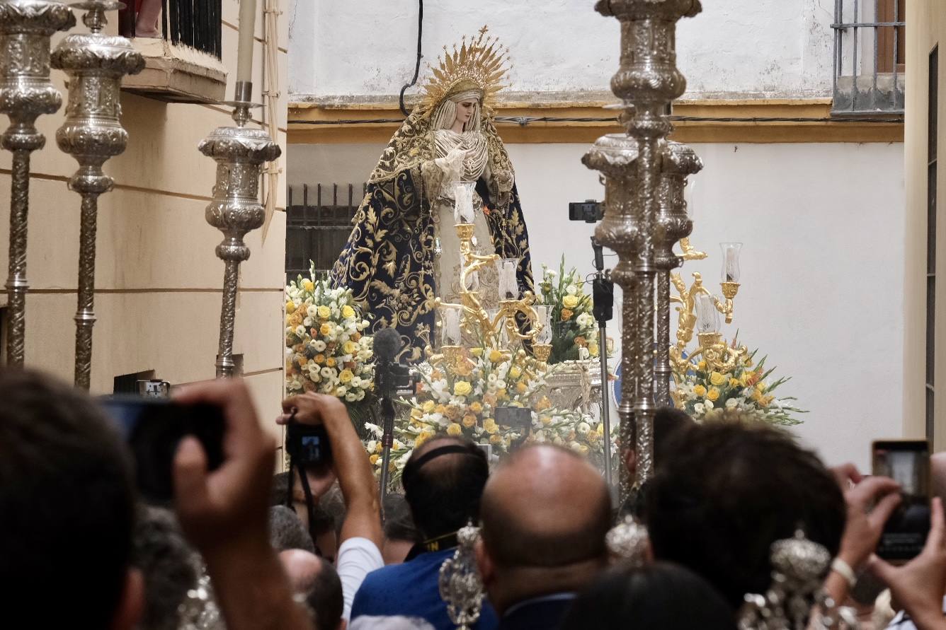 La Virgen de las Penas, en el barrio de Santa María antes de ir a Catedral para su coronación