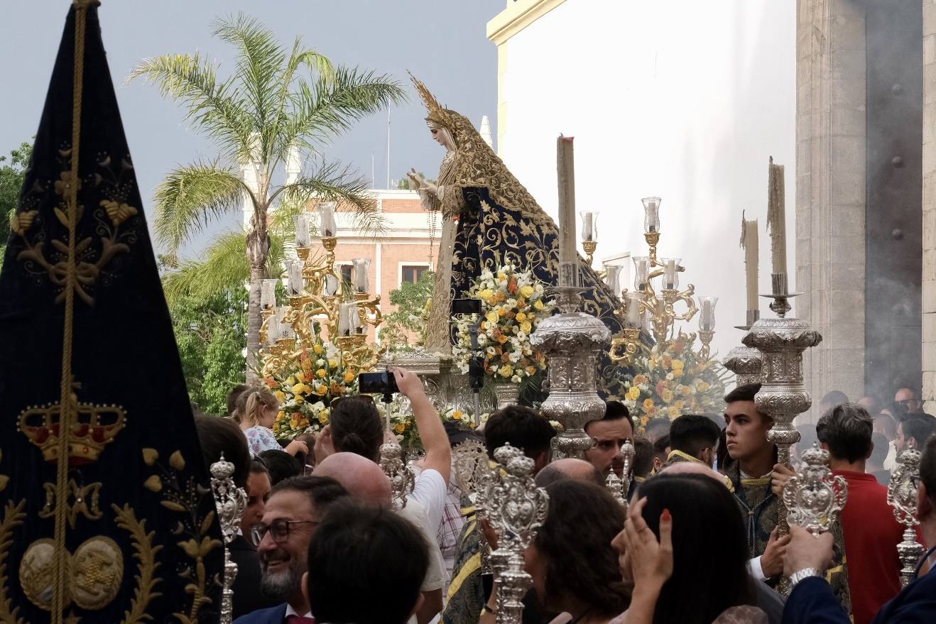 La Virgen de las Penas, en el barrio de Santa María antes de ir a Catedral para su coronación