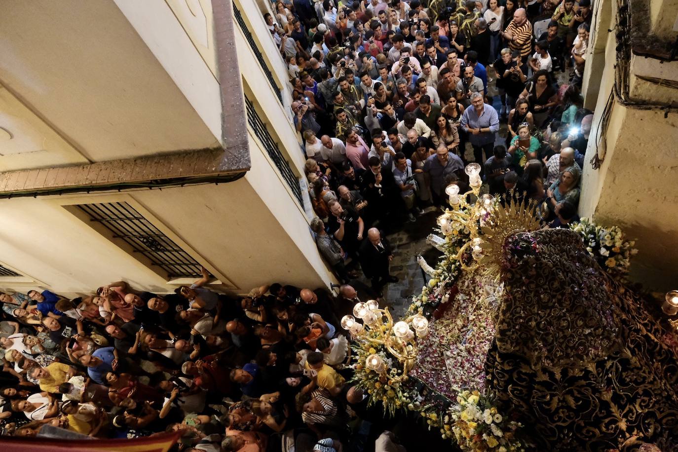 La Virgen de las Penas, en el barrio de Santa María antes de ir a Catedral para su coronación