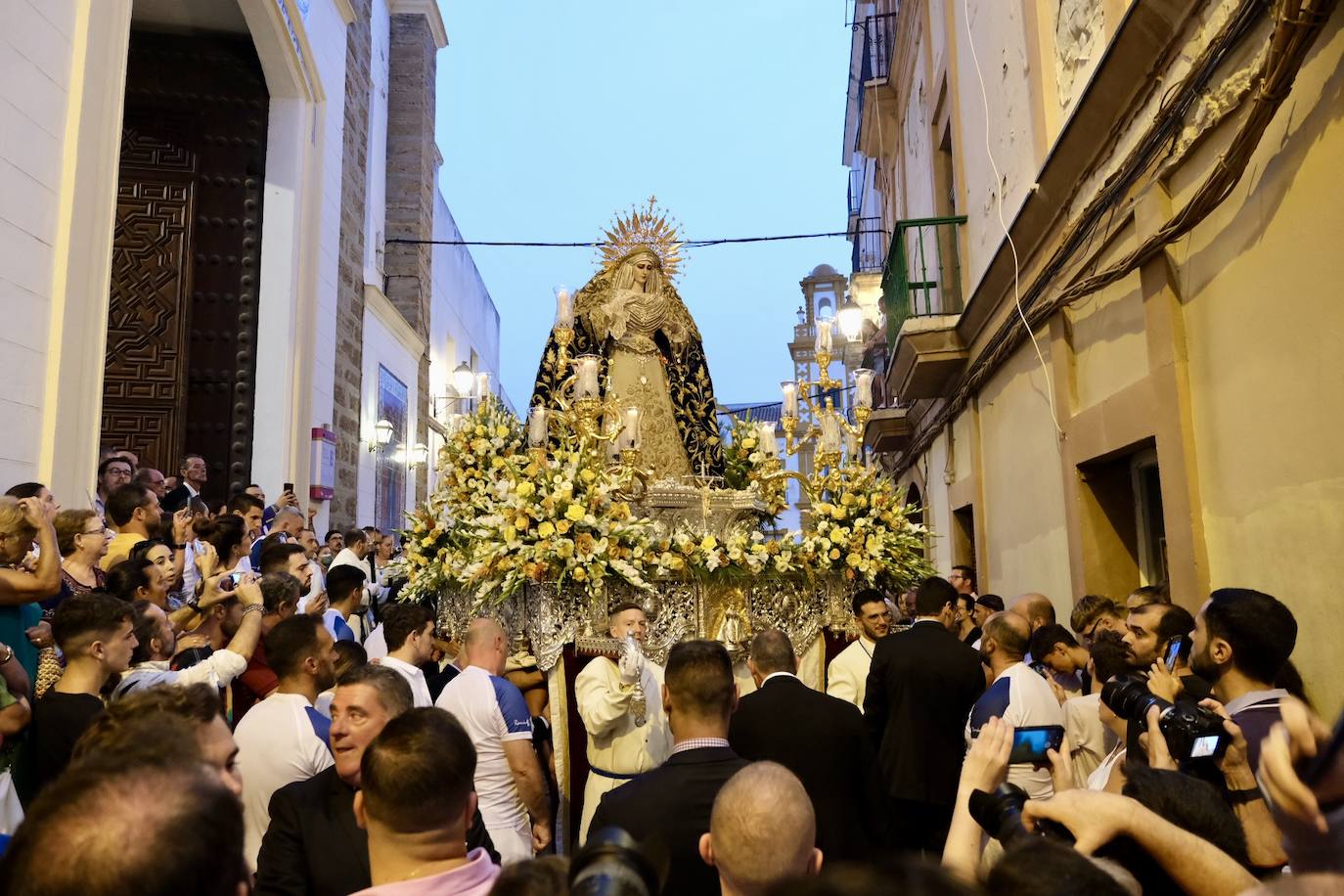 La Virgen de las Penas, en el barrio de Santa María antes de ir a Catedral para su coronación