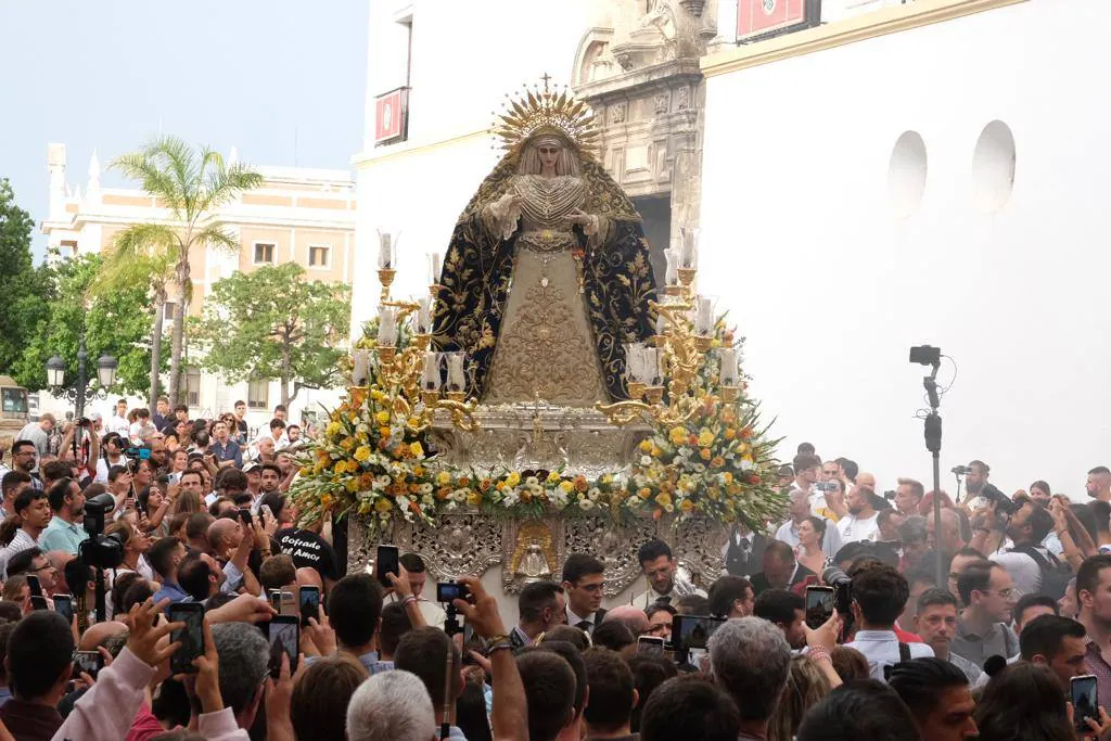 La Virgen de las Penas, en el barrio de Santa María antes de ir a Catedral para su coronación