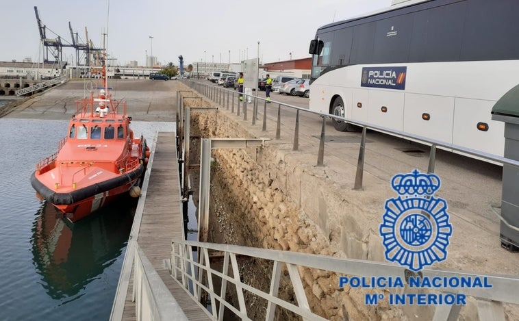 Llega una patera a Cádiz con 13 inmigrantes marroquíes