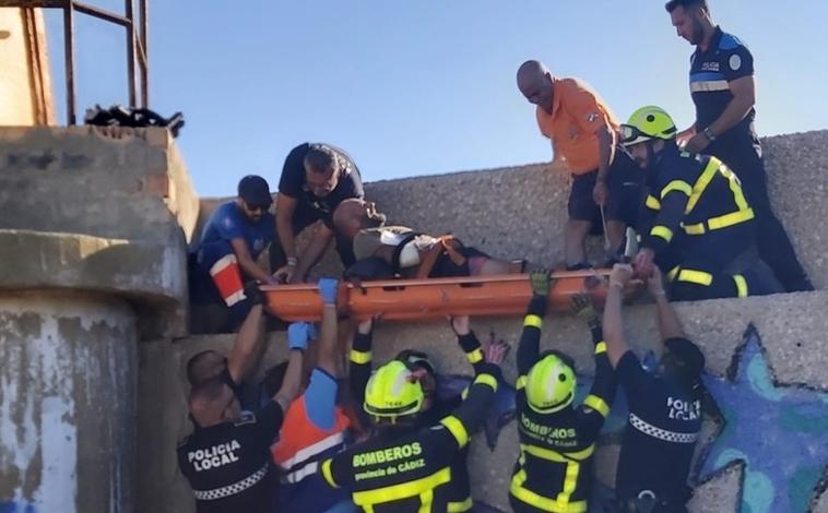 Imagen principal - Herido tras sufrir una caída en  el espigón de la playa de La Puntilla en El Puerto