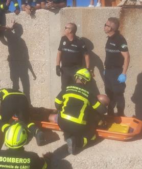 Imagen secundaria 2 - Herido tras sufrir una caída en  el espigón de la playa de La Puntilla en El Puerto