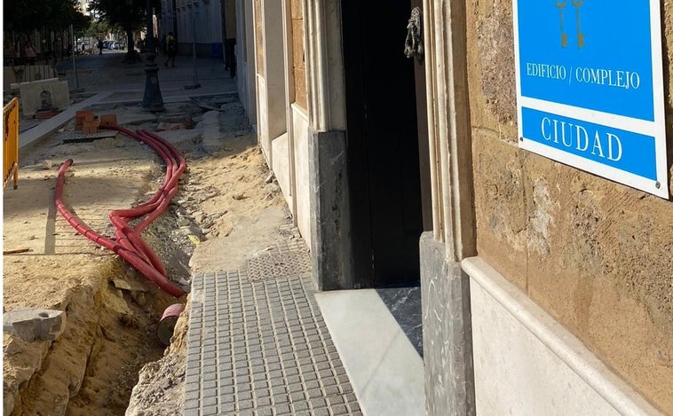 La obras de la plaza de España en Cádiz están provocando pérdidas a empresas de la zona