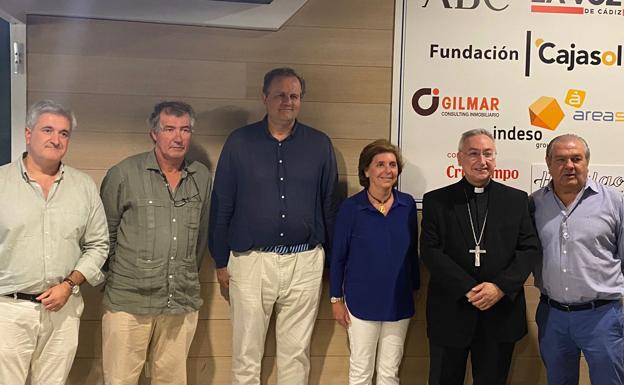 El obispo de la Diócesis de Asidonia-Jerez, monseñor José Rico acompañado de algunos de los asistentes a su charla.