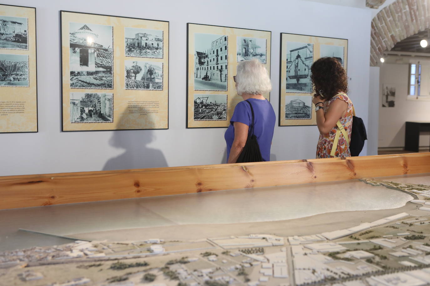 Las imágenes de la exposición sobre la explosión de Cádiz de 1947