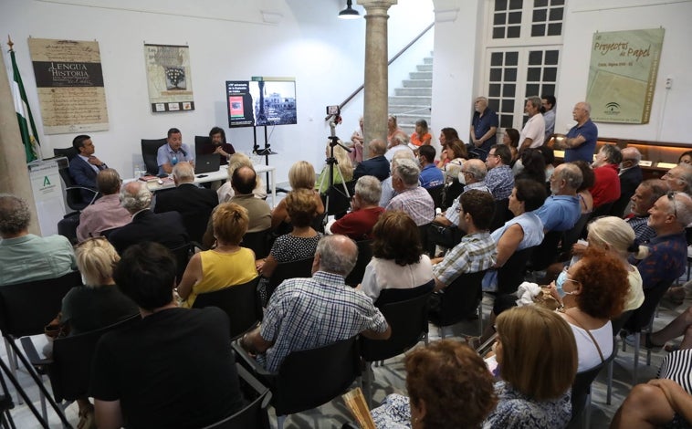 Imagen principal - Conferencia de José Antonio Aparicio Florido sobre la Explosión de Cádiz de 1947