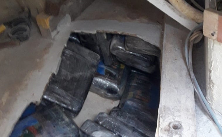 Ascienden a 400 los kilos de droga en el narco velero que llegó hasta el puerto de Cádiz