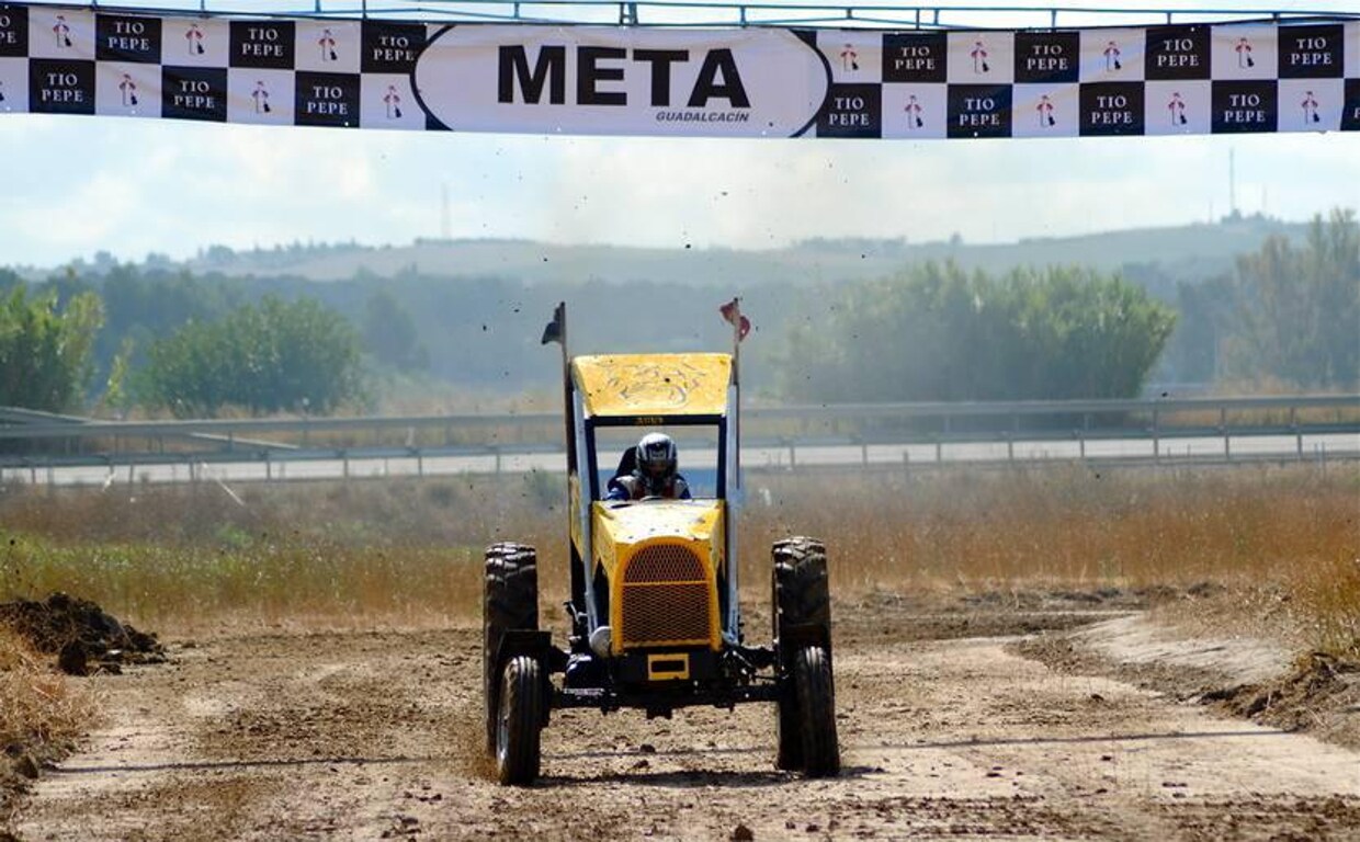 La carrera de tractores de Guadalcacín, una competición única en el mundo