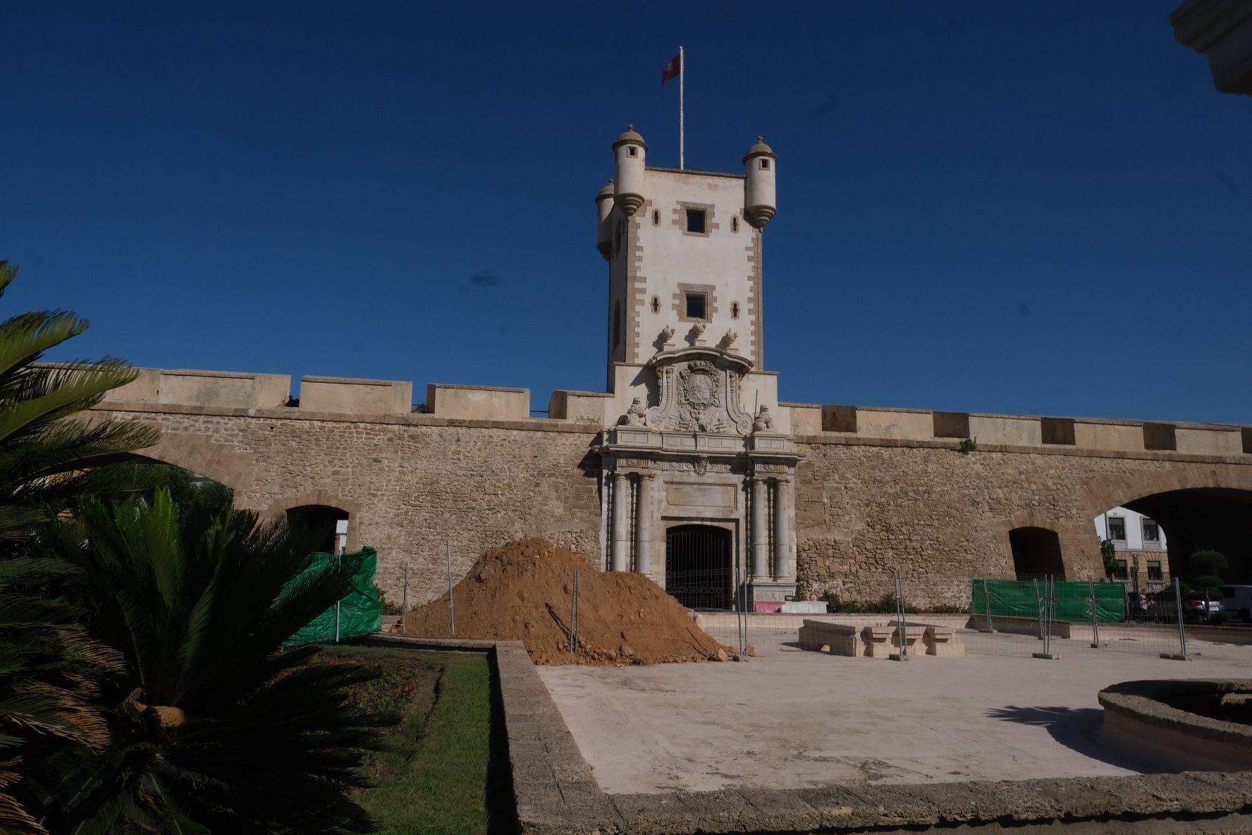 Fotos: las bóvedas de Puertas de Tierra, al descubierto por las obras en la fuente