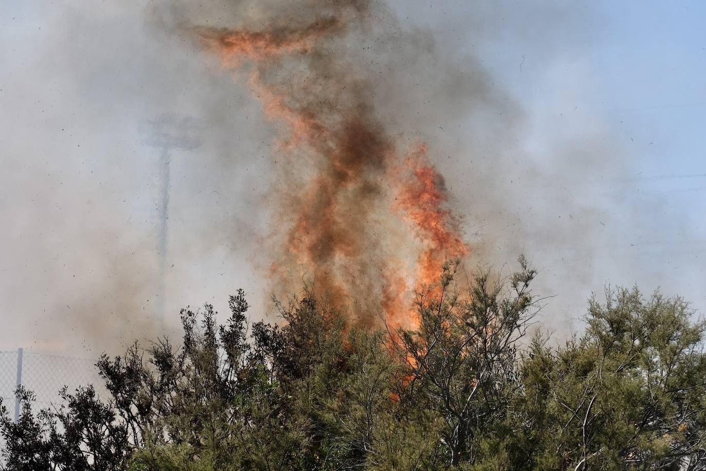 Las imágenes del incendio en Puerto Real