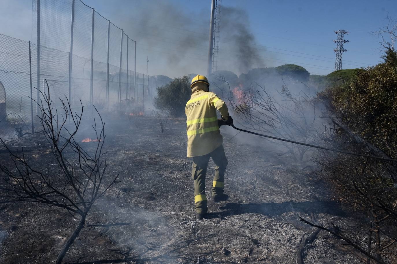 Las imágenes del incendio en Puerto Real