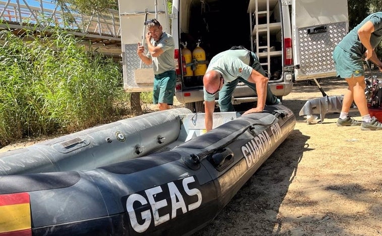 Los buzos de la Guardia Civil se suman a la búsqueda de Paco Cano en el río Palmones de Los Barrios