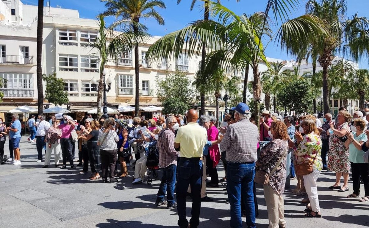 Imagen de alumnos y monitores en una protesta frente al Ayuntamiento de Cádiz.