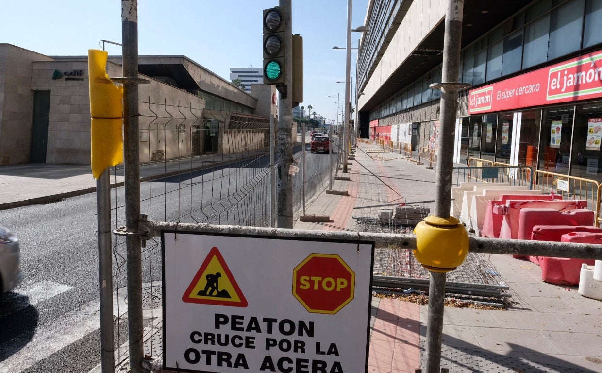 Las obras de reparación de la fachada del antiguo Carranza están paralizadas.